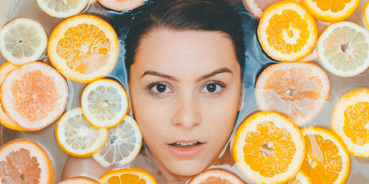 девушка в воде с апельсинами